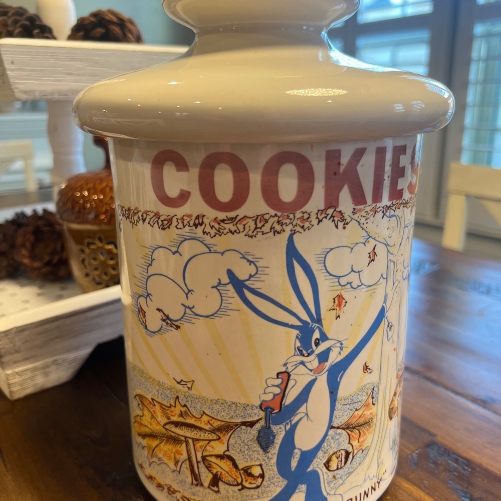 Warner Bros. Bugs Bunny Cookie Jar with Cartoon Design - vintage 1971